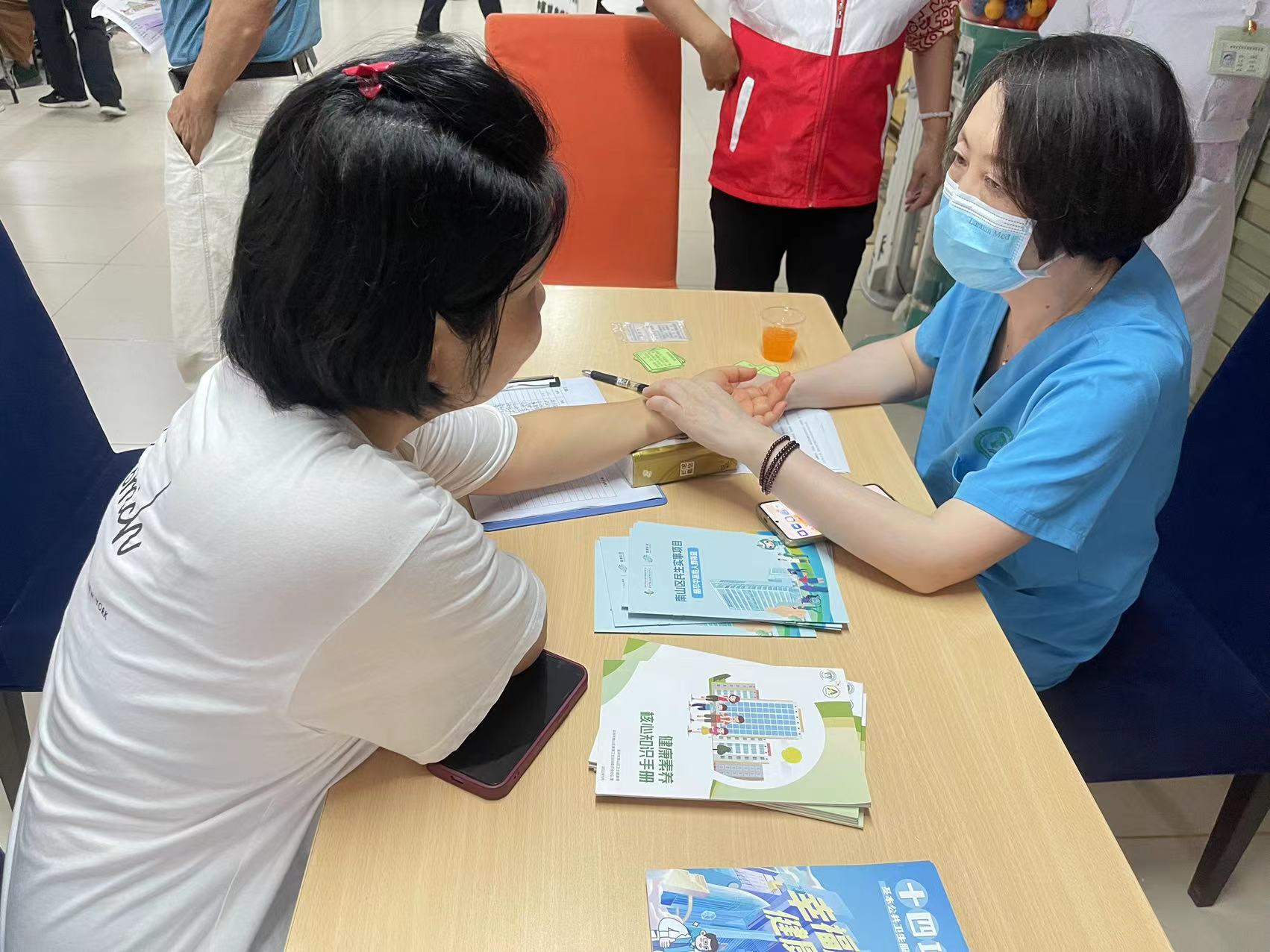 中医周医生现场为居民把脉.jpg